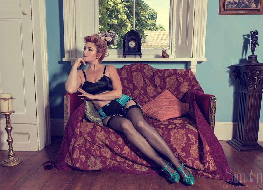 6 strap V clip suspender belt in turquoise