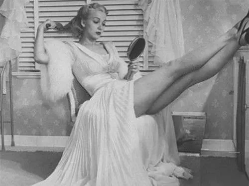 Sleepwear and loungewear of the 1940s and '50s